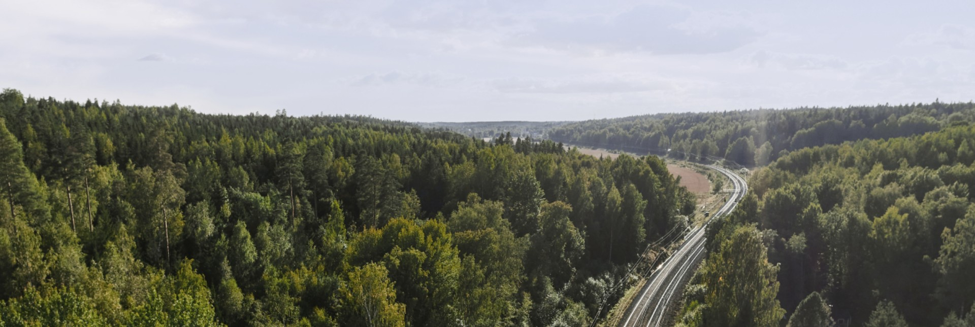 Paysage avec une voie ferrée électrifiée