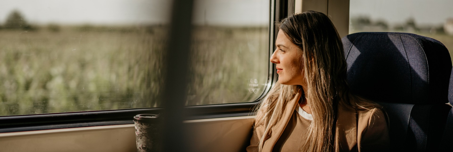Femme souriante en train