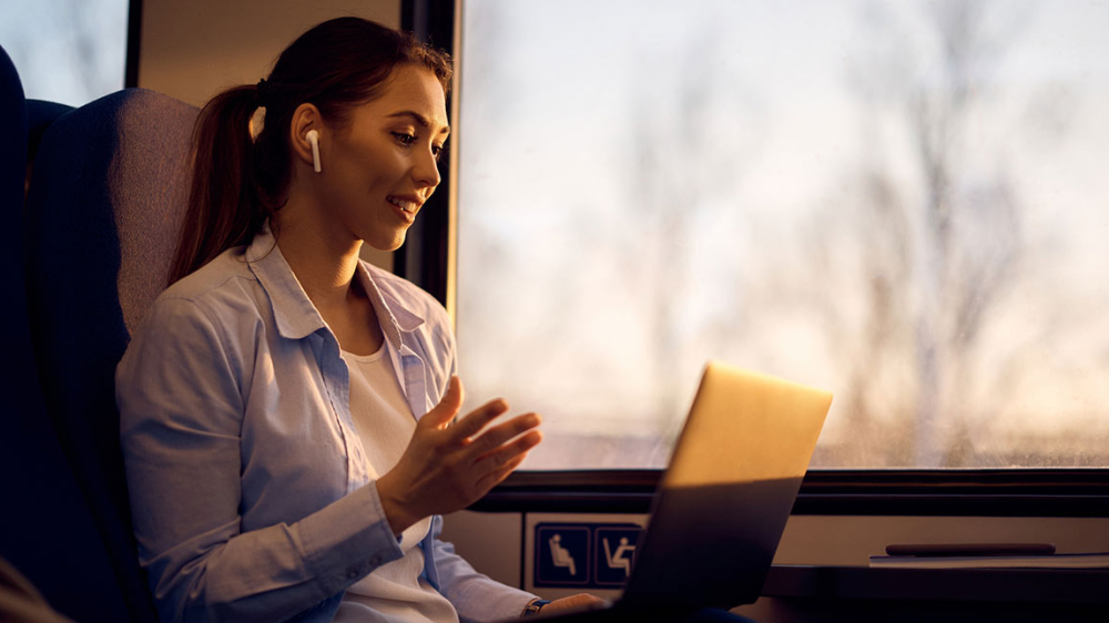 Femme en vidéoconférence dans le train