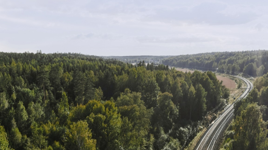 Paysage avec une voie ferrée électrifiée