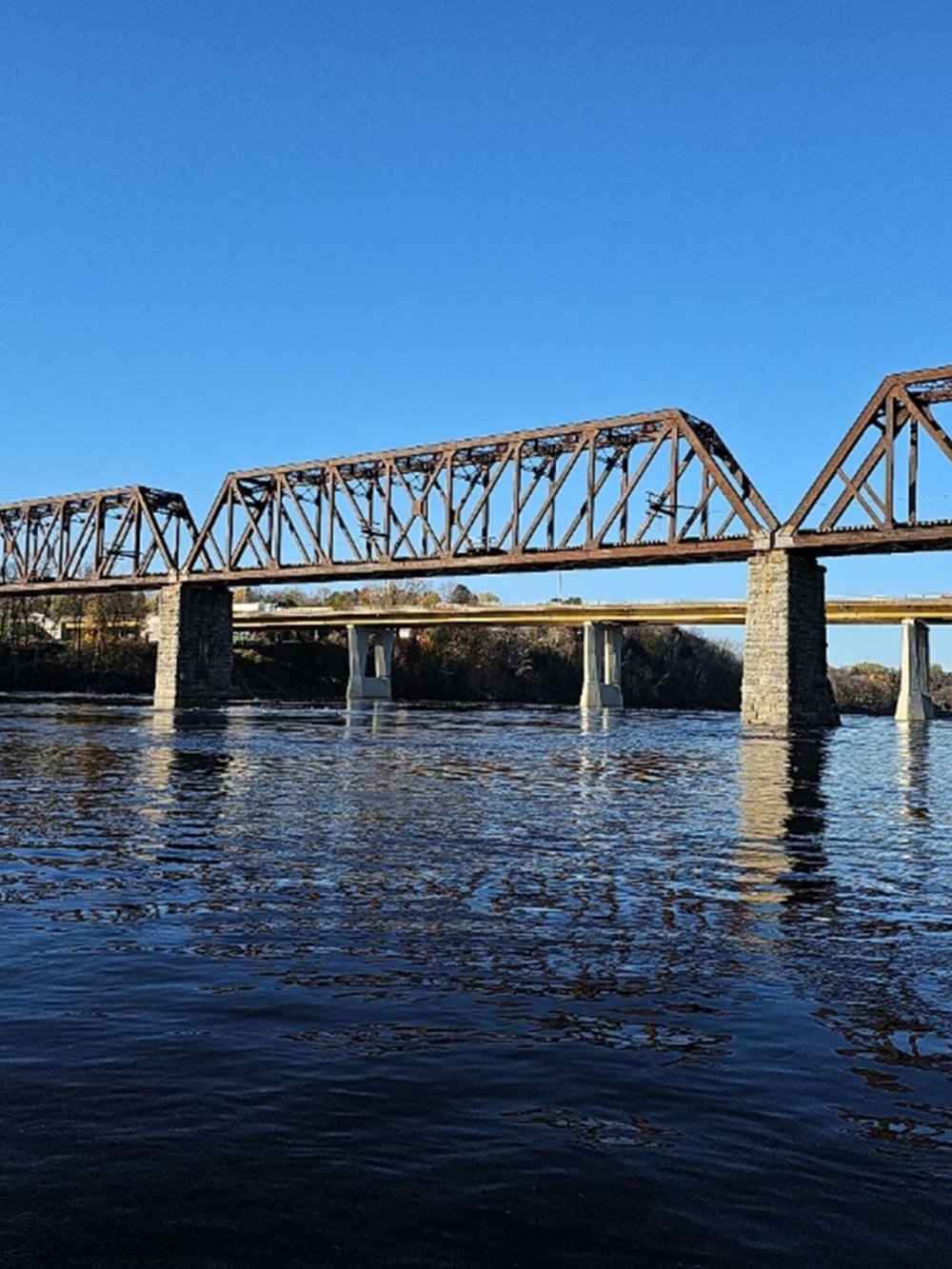 riviere-des-mille-iles-au-passage-du-pont-ferroviaire.jpg