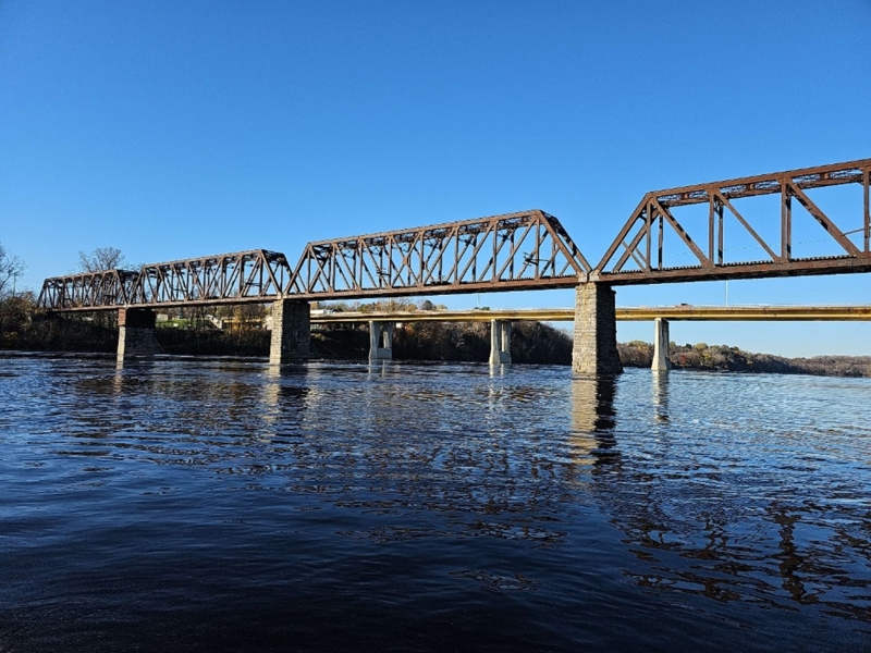 riviere-des-mille-iles-au-passage-du-pont-ferroviaire